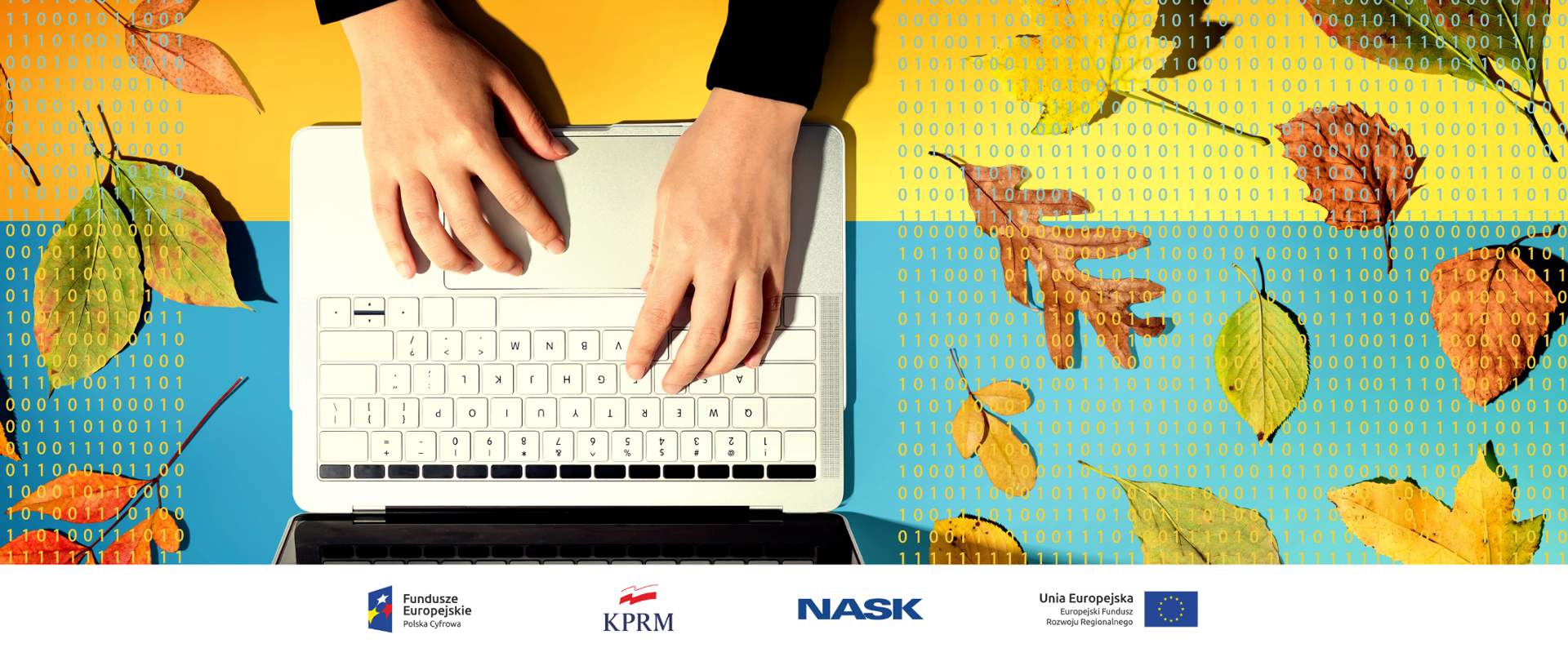 Grafika przedstawia ręce piszące na klawiaturze komputera na żółto-niebieskim tle na którym widać jesienne liście. Na pierwszym planie widać kolorowe linijki kody przykrywające liście.