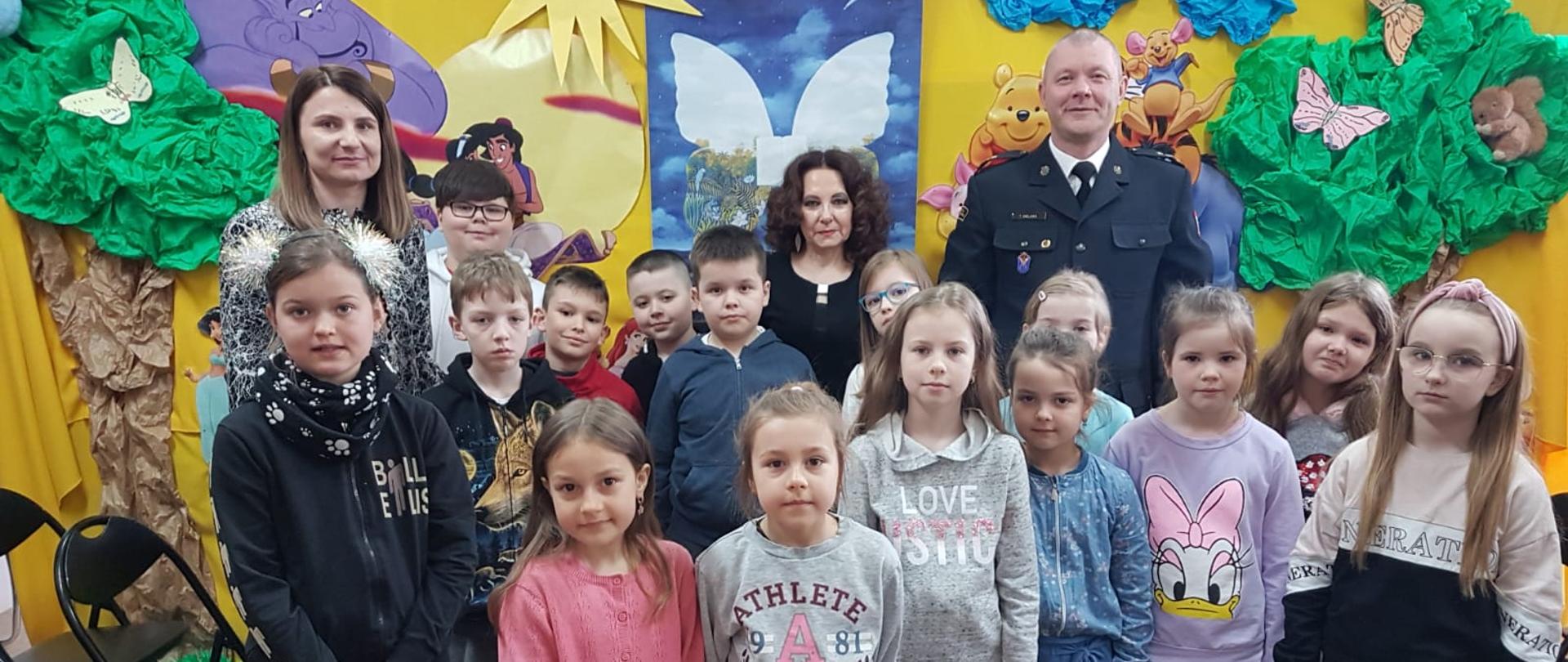 Zastępca Komendanta PSP w Kolnie z grupą dzieci z SP nr 1 w Kolnie