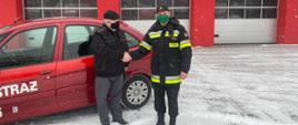 Przekazanie samochodu Citroen Xsara Picasso - zastępca komendanta z prezesem OSP Lubraniec