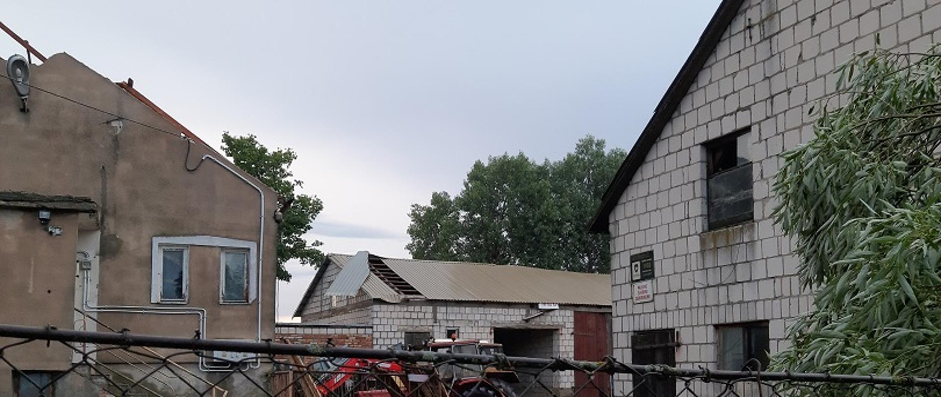 Zdjęcie obrazuje uszkodzone budynki 