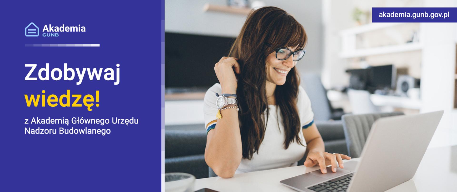Na grafice na granatowym tle po lewej stronie: logo Akademii GUNB i napis Zdobywaj wiedzę! oraz przycisk Sprawdź. Po prawej stronie zdjęcie młodej kobiety patrzącej na laptop. W górnym prawym rogu napis #edukacja. W górnym prawym rogu znajduje się adres strony internetowej akademia.gunb.gov.pl.