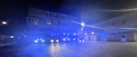 Zdjęcie przedstawia strażaków oddających hołd strażakom z OSP Czernikowo, którzy zginęli w wypadku samochodowym.
W tle samochody strażackie oraz budynek Jednostki Ratowniczo - Gaśniczej.
