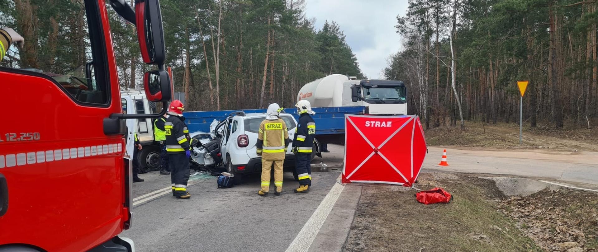 zderzenie samochodu osobowego z ciężarowym, strażacy przy wypadku