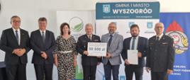 Dnia 6 września 2023 roku w budynku OSP Wyszogród odbyło się uroczyste podpisanie i wręczenie umów pomiędzy Wojewódzkim Funduszem Ochrony Środowiska i Gospodarki Wodnej w Warszawie a jednostkami Ochotniczych Straży Pożarnych oraz Starostwami Powiatowymi z Płońska i z Przasnysza. Promesy zostały przekazane na realizację zadań w formie dotacji do zakupu sprzętu i wyposażenia służącego do prowadzenia akcji ratowniczych, usuwania skutków zagrożeń, aktywowania i doposażenia Młodzieżowych Drużyn Pożarniczych oraz termomodernizację strażnic OSP i instalowanie w nich odnawialnych źródeł energii, a także na wykonanie instalacji fotowoltaicznych w Komendach Powiatowych PSP w Przasnyszu i w Płońsku.
Starosta Przasnyski Pan Krzysztof Bieńkowski wraz z Wicestarostą Panem Pawłem Mostowym i Skarbniczką Powiatu Panią Beatą Czaplicką odebrali uroczyście promesę na 50 tyś. zł. jako dotację WFOŚiGW w Warszawie na wykonanie instalacji fotowoltaicznej w Komendzie Powiatowej Państwowej Straży Pożarnej w Przasnyszu. Pozostałe środki na realizację tego zadania będą pochodzić z budżetu Powiatu Przasnyskiego.
W uroczystości podpisania i wręczenia umów wzięli udział:
• Maciej Wąsik - Sekretarz Stanu w Ministerstwie Spraw Wewnętrznych i Administracji,
• Krzysztof Bieńkowski – V-ce Przewodniczący Konwentu Starostów Województwa Mazowieckiego, Starosta Przasnyski,
• Marek Ryszka - Prezes Wojewódzkiego Funduszu Ochrony Środowiska i Gospodarki Wodnej w Warszawie,
• Jacek Sokołowski - Radca Komendanta Głównego PSP,
• Paweł Mostowy – V-ce Starosta Przasnyski,
• Beata Czaplicka – Skarbnik Powiatu Przasnyskiego,
• st. bryg. Waldemar Białczak - Komendant Powiatowy PSP w Przasnyszu,
• st. bryg. Adam Dobrosielski - Komendant Miejski PSP w Płocku,
• st. bryg. Jacek Starczewski - Zastępca Komendanta Miejskiego PSP w Płocku,
• st. bryg. Artur Czachowski- Komendant Powiatowy PSP w Płońsku,
• Przedstawiciele Samorządów,
• Prezesi i Naczelnicy jednostek Ochotniczych Straży Pożarnych.
Opracowanie: asp. Rafał Sekuna
Zdjęcia: Gmina i Miasto Wyszogród.
