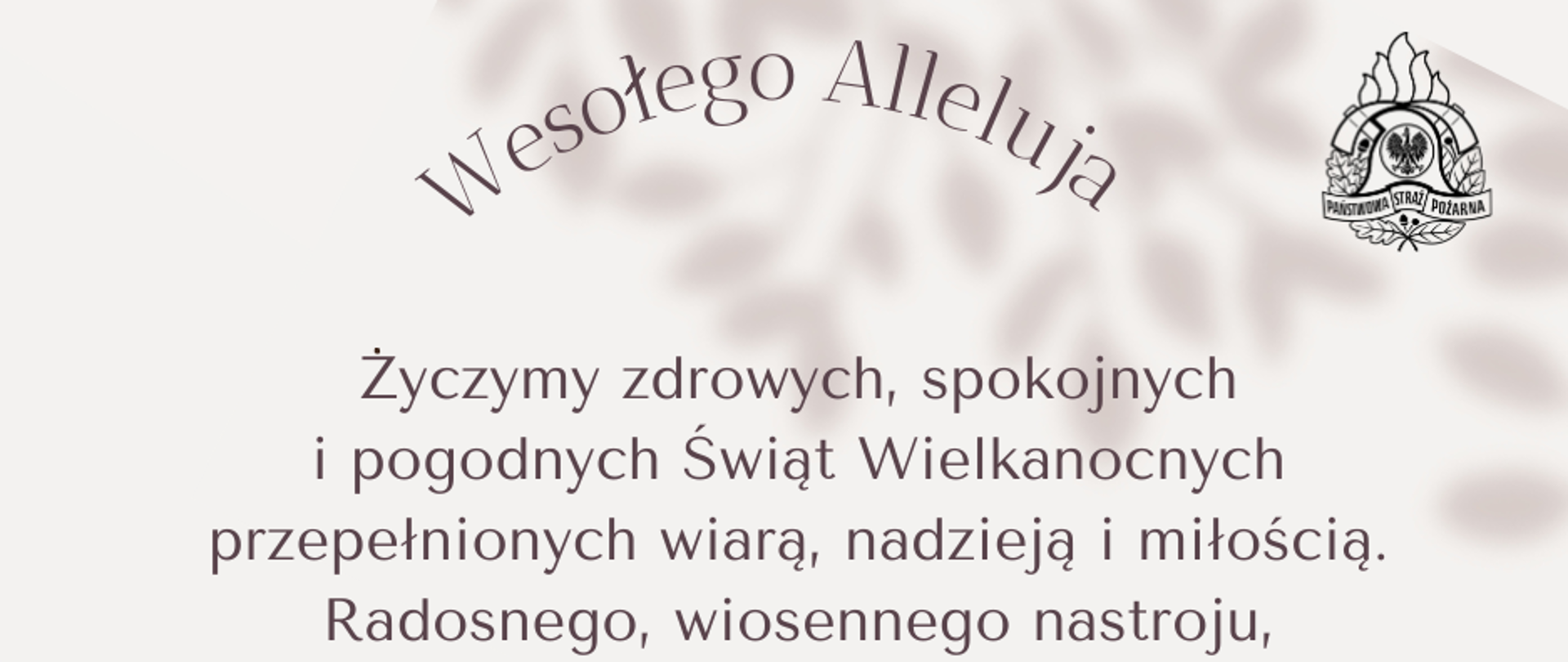 Życzenia wielkanocne Komendanta Powiatowego PSP w Ostrzeszowie. W prawym górnym rogu czarne logo monochromatyczne Państwowej Straży Pożarnej. W lewym dolnym rogu gniazdko z kwiatkiem i jajkami.