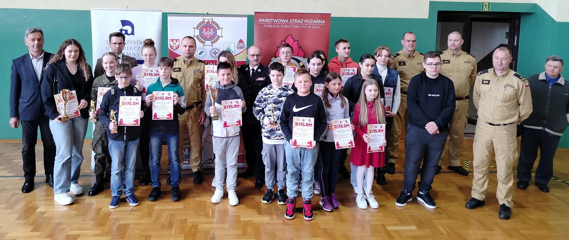 uczestnicy eliminacji wraz z członkami komisji sędziowskiej