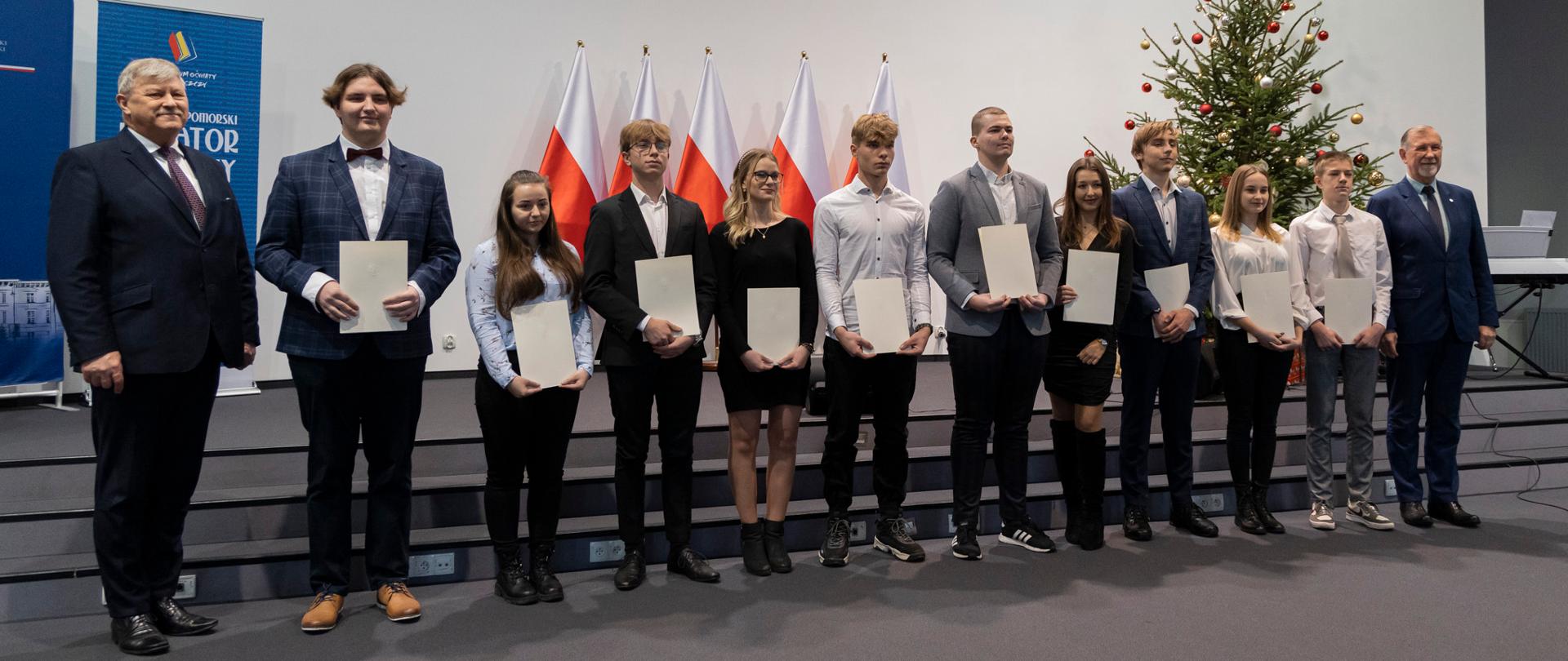 Wiele osób pozujących do zdjęcia