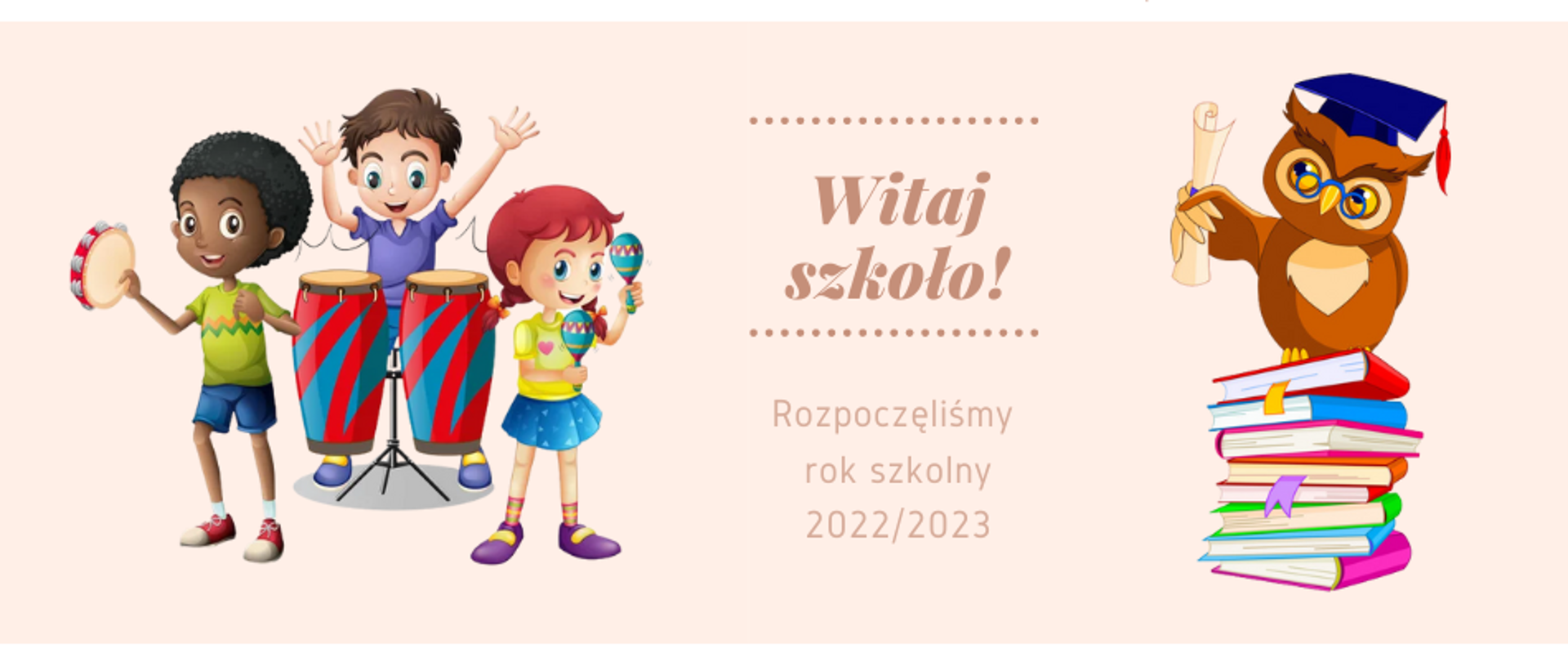 Na kremowym tle w centralnej części zdjęcia napis "Witaj szkoło", a pod nim napis: "Rozpoczęliśmy rok szkolny 2022/2023". Z prawej strony zdjęcia na wieży z książek siedzi sowa w okularach i birecie studenckim na głowie. W ręku trzyma zwój papieru. Po lewej stronie zdjęciatroje dzieci grających na instrumentach perkusyjnych (jedna dziewczynka, chłopiec i murzynek).