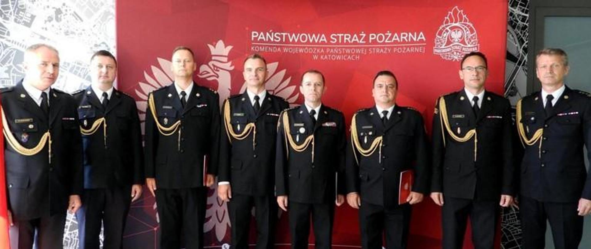 Zdjęcie przedstawia strażaków w mundurach galowych, którzy otrzymali decyzje o powołaniu na stanowisko zastępcy komendanta