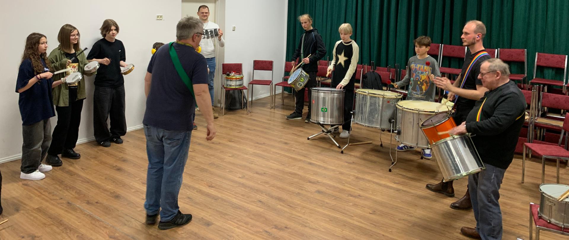 Fotorelacja z warsztatów perkusyjnych na których przedstawione są instrumenty