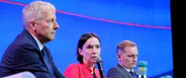 Wiceminister Eliza Zeidler podczas Kongresu Nowej Mobilności dyskutuje na scenie razem z innymi panelistami. 