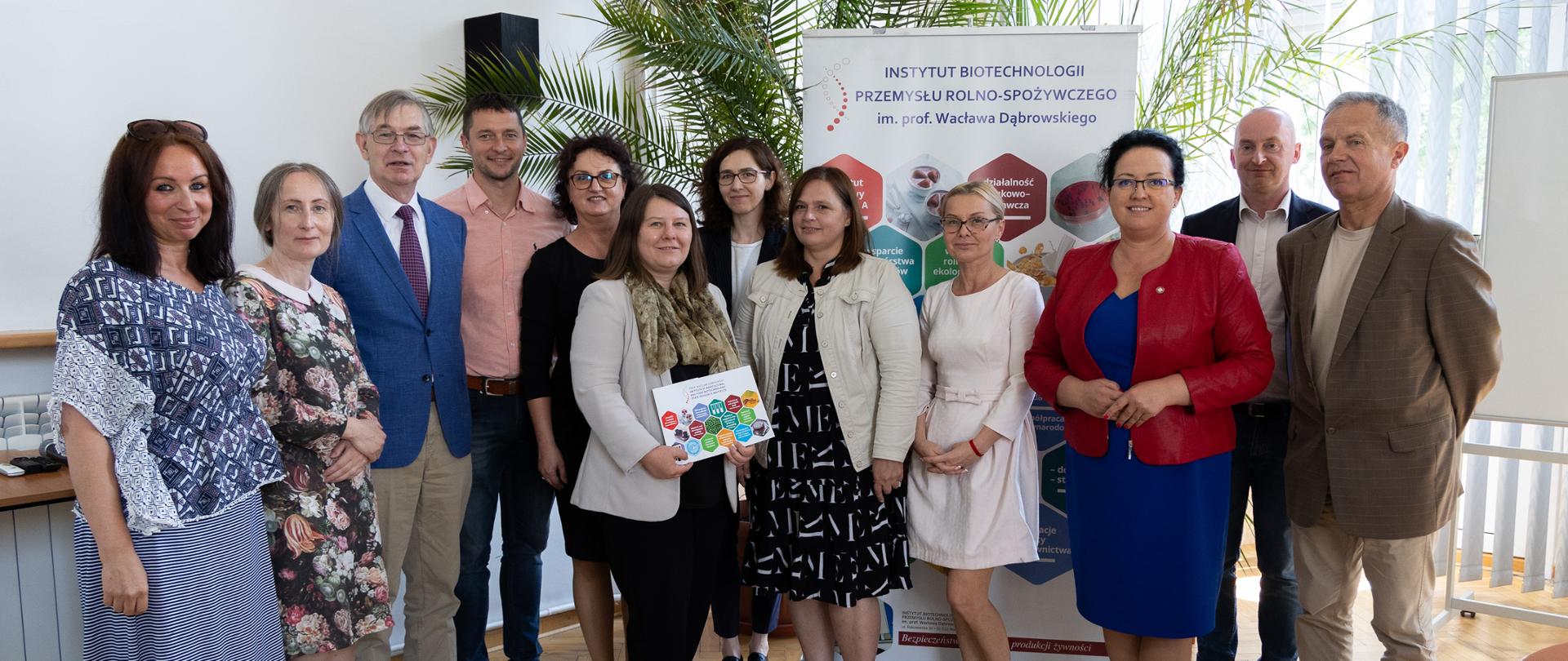 Zdjęcie zbiorowe pracowników instytutu z przedstawicielami PPK EFSA