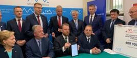 Podpisanie umowy o dofinansowanie na zakup nowej karetki pogotowia dla SPZOZ w Mławie.