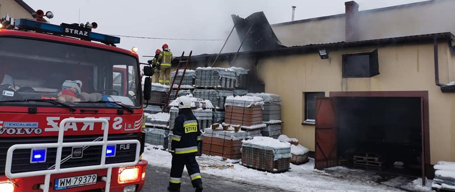 Pojazd jednostki OSP Żaków przy działaniach gaśniczych