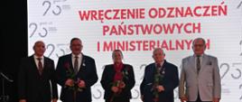 Wspólne zdjęcia osób odznaczonych, Wicewojewody Łódzkiego Marka Mazura oraz Starosty Zgierskiego Bogdana Jaroty 
