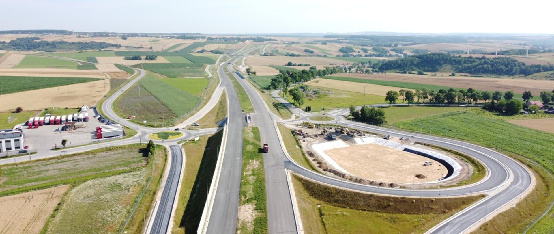 Widoczna trasa główna z dwoma rondami, jeszcze bez oznakowania poziomego i pionowego. 