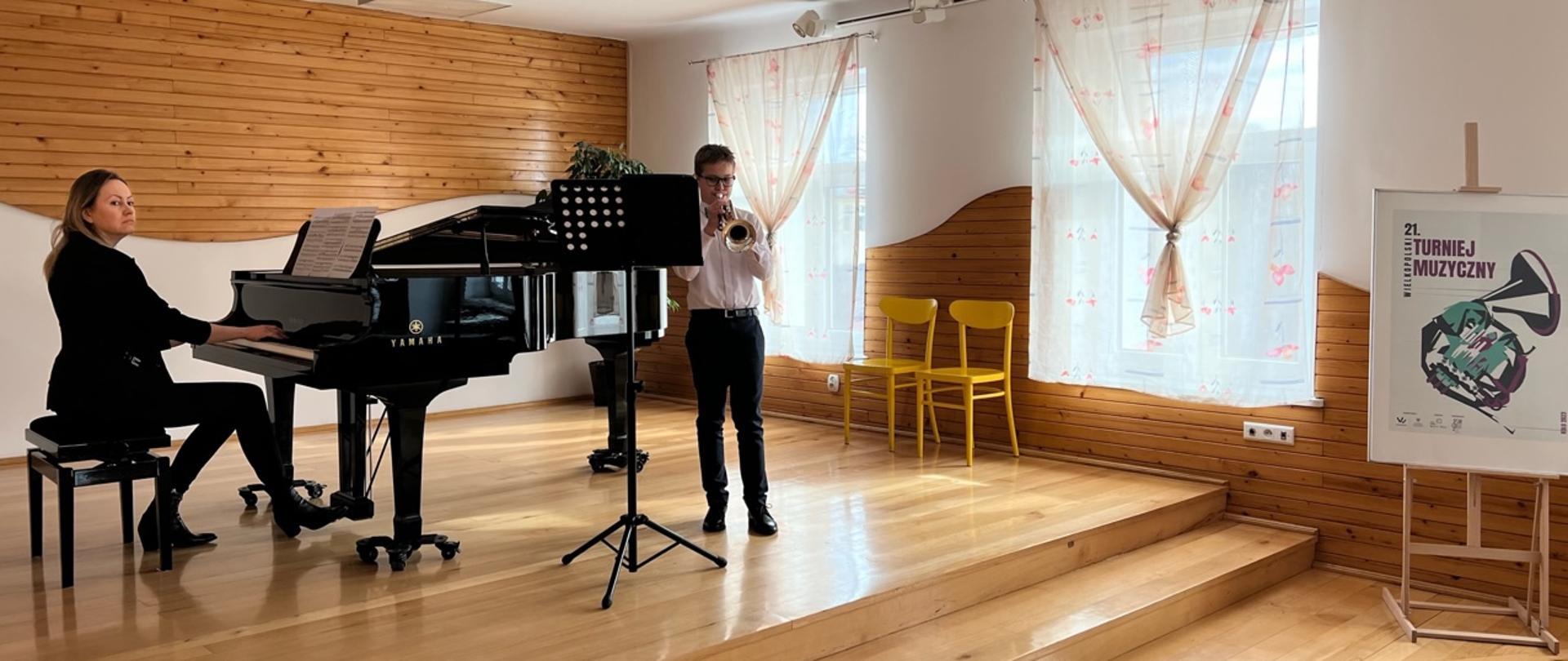 Uczeń Jan Pięta z panią Aleksandrą Światłowską podczas występu