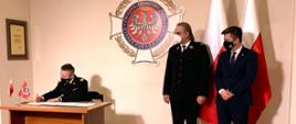 Zdjęcie przedstawia komendanta głównego PSP nabryg. Andrzeja Bartkowiaka podpisującego list intencyjny w obecności Michała Dworczyka, szefa Kancelarii Prezesa Rady Ministrów oraz dh. Waldemara Pawlaka prezesa ZG ZOSP RP.
