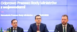 Minister Michał Kamiński, premier Mateusz Morawiecki i minister Łukasz Szumowski siedzą podczas konferencji.