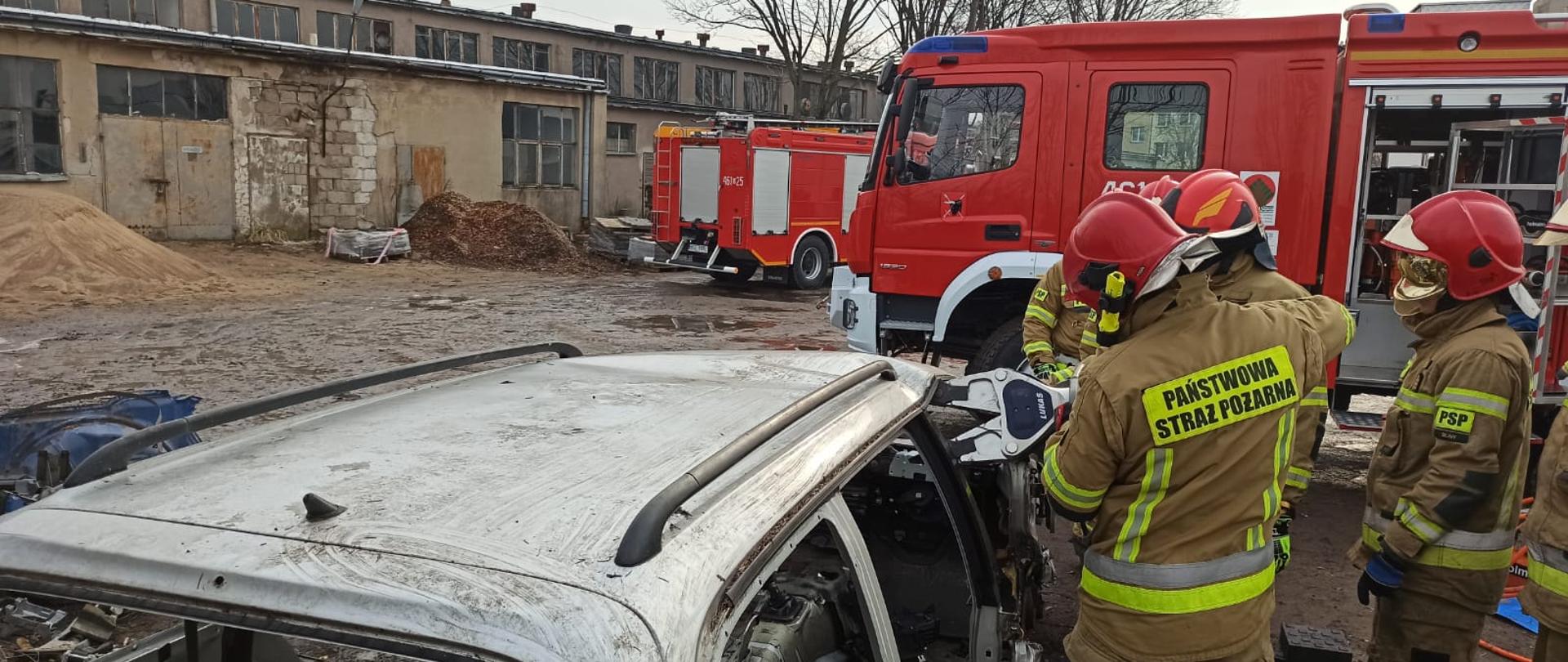 Ćwiczenia z ratownictwa technicznego na złomowisku w Sejnach