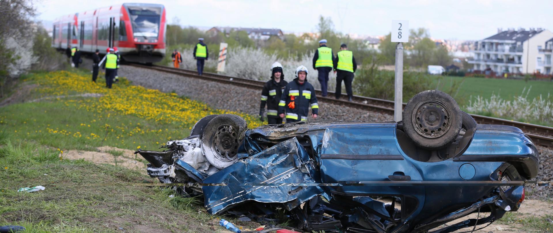 Warzymice wypadek na przejeździe kolejowym z udziałem auta i pociągu 