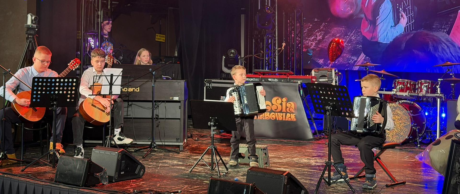 Uczniowie grają na scenie Centrum Kultury i Spotkań Europejskich w Białogardzie