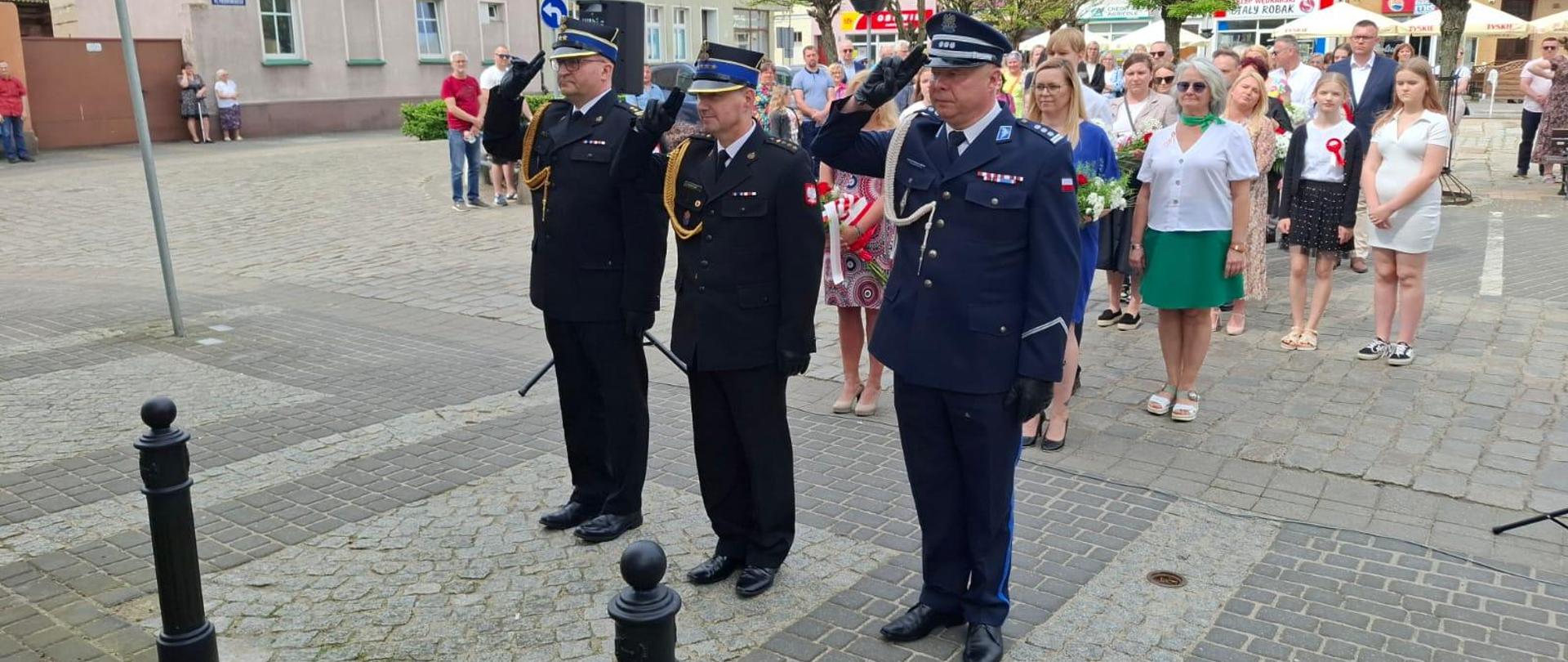 Złożenie kwiatów pod pomnikiem na Placu Paderewskiego