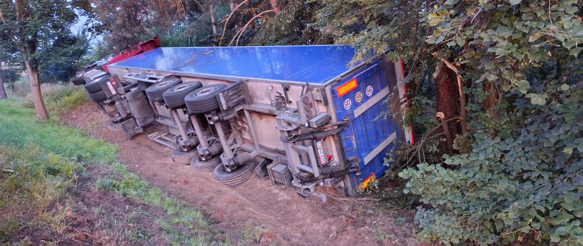 wypadek z udziałem ciężarówki w Ruchocicach