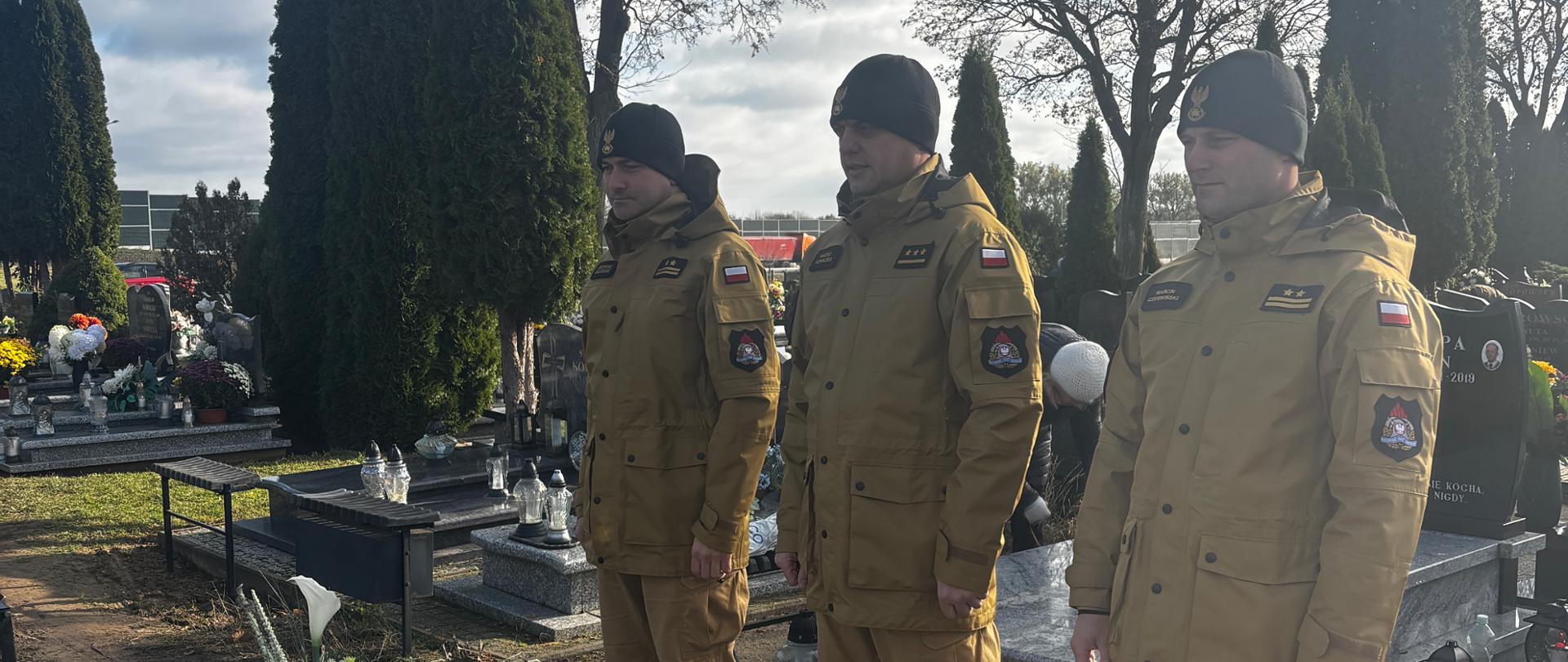 Delegacja KM PSP we Włocławku uczciła pamięć zmarłych strażaków