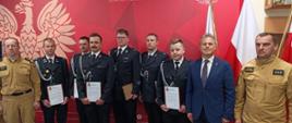 Wyróżniający się strażacy otrzymali pamiątkowe dyplomy