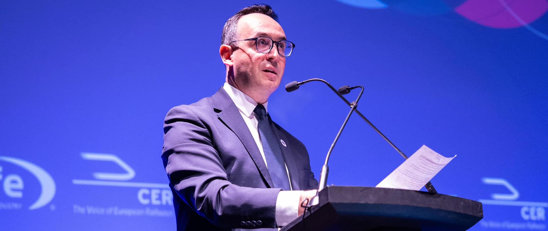 Minister infrastruktury Dariusz Klimczak wziął udział w ceremonii przyznania 18. Europejskiej Nagrody Kolejowej (European Railway Award) w Brukseli