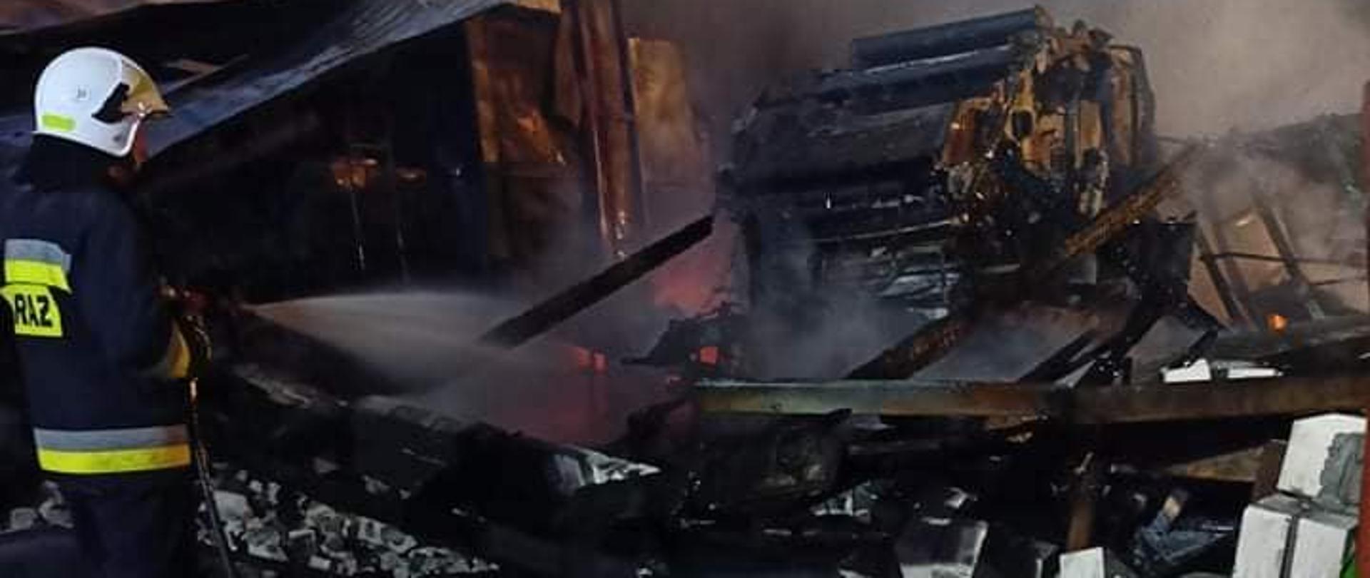 Dogaszanie pożaru przez strażaka