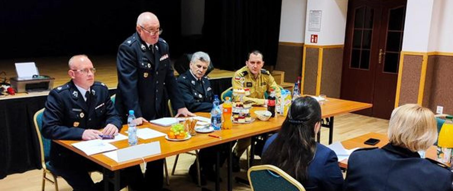 Na zdjęciu widać strażaków z OSP w Czarnej w ubraniach galowych, koszarowych i cywilnych. Na zdjęciu widać również zastępce komendanta Marcina Szyjduka. 