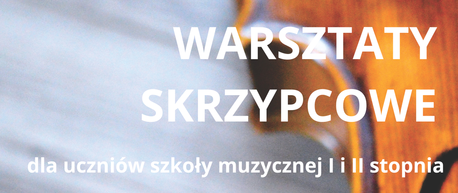 Plakat na szarym tle. Prawa część plakatu zajmuje połowa skrzypiec. W lewym górnym rogu logo szkoły. Po prawej stronie w rogu pełna nazwa szkoły oraz sekcji organizującej warsztaty. Na środku nazwa wydarzenia a poniżej do kogo jest skierowane. Następnie dane osoby prowadzącej wydarzenie, poniżej miejsce data oraz godzina warsztatów.