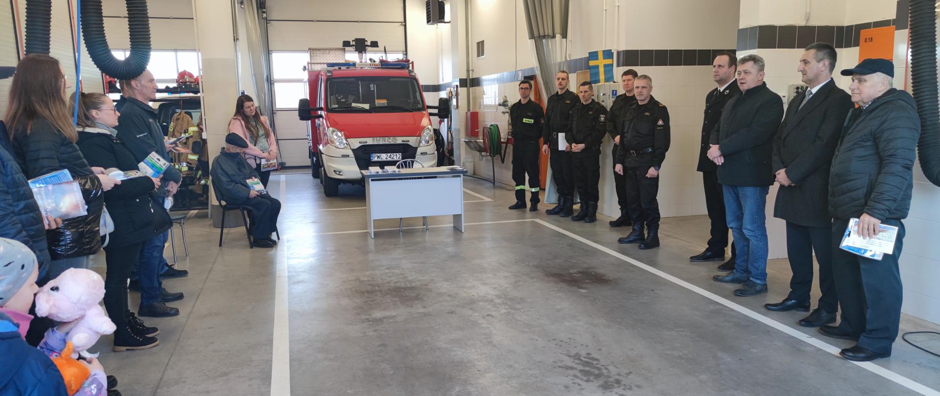 ZWYCIĘZCY PO LEWEJ, OSOBY ZAPROSZONE PO PRAWEJ