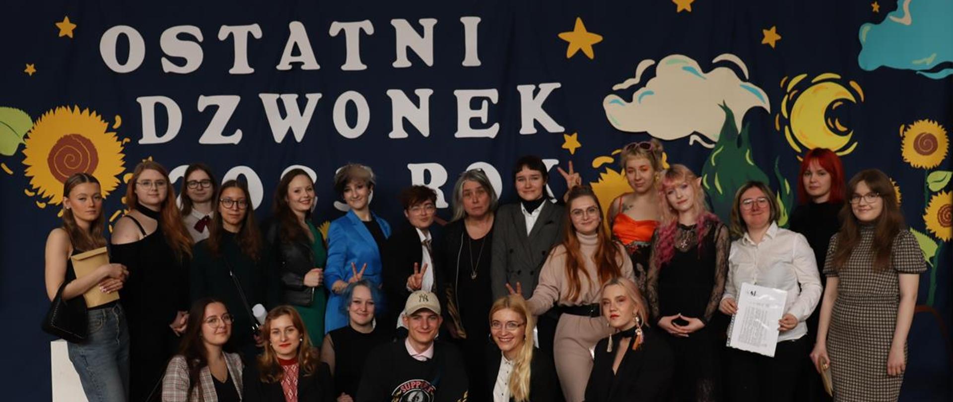 Na zdjęciu klasa maturalna 4A wraz z wychowawcą i nauczycielką języka polskiego