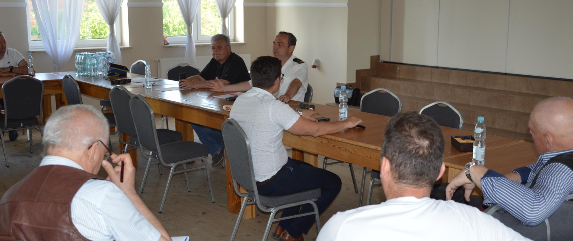 Zdjęcie przedstawia uczestników spotkania konsultacyjnego projektu ustawy o OSP. prowadzący spotkanie z lewej Prezes OPZOSP RP dh Dariusz Krzemiński, z prawej Komendant Powiatowy PSP w Koluszkach bryg. Krzysztof Supera. 