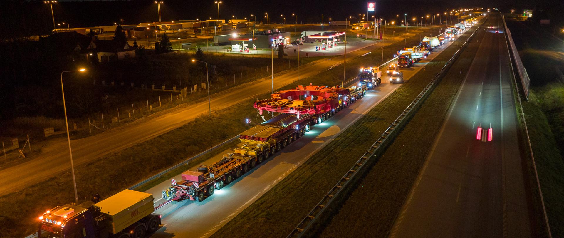 Transport elementów maszyny TBM widziany na drodze ekspresowej 