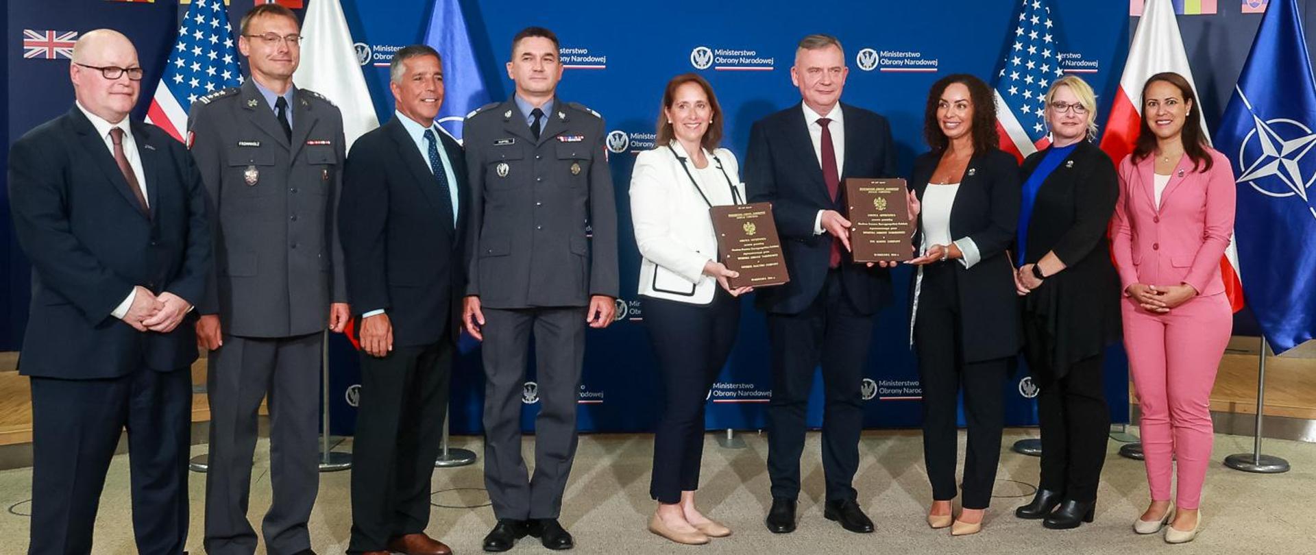 W poniedziałek 5 sierpnia w Warszawie, sekretarz stanu w MON Paweł Bejda podpisał dwie umowy offsetowe z firmami Boeing i General Electric w związku z zakupem śmigłowców AH-64E Apache. 