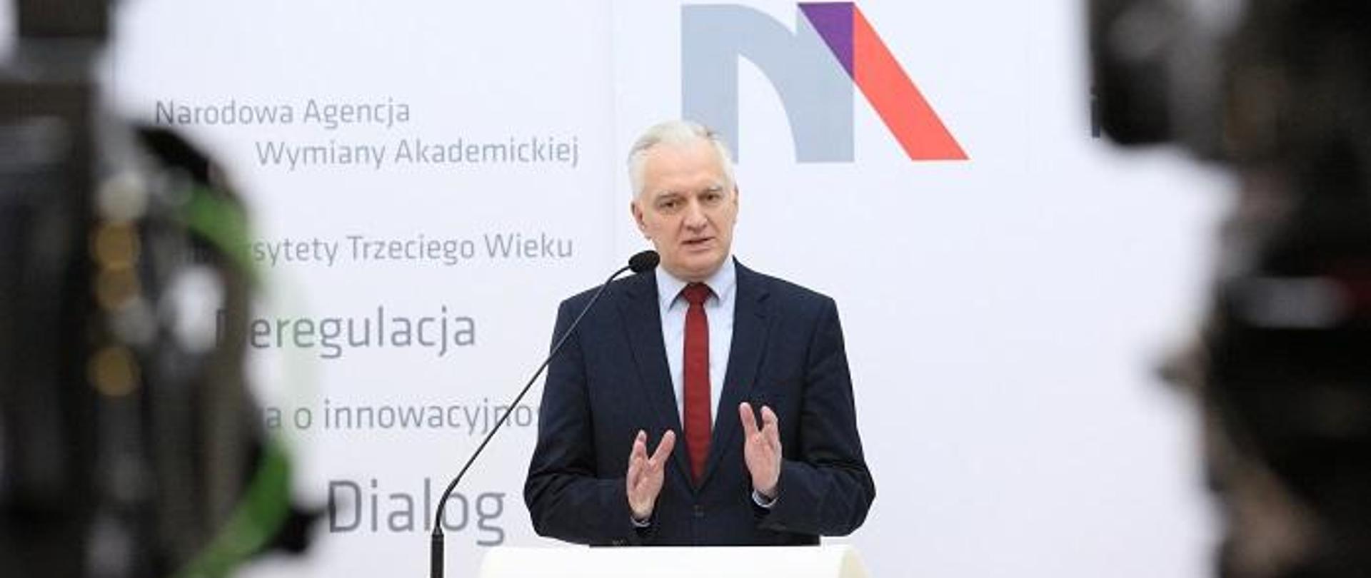 Minister Gowin przemawia do mikrofonu