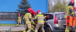 Strażacy podczas ćwiczenia bojowego na terenie huty ArcelorMittal w Sosnowcu. Na zdjęciu podczas ewakuacji osoby poszkodowanej z samochodu osobowego.