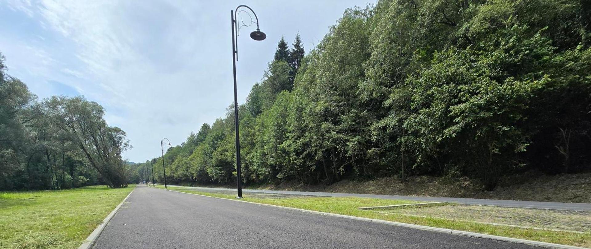 Fragment wyremontowanego Traktu Cesarskiego w gminach Węgierska Górka i Milówka po modernizacji nawierzchni i zagospodarowaniu otoczenia.