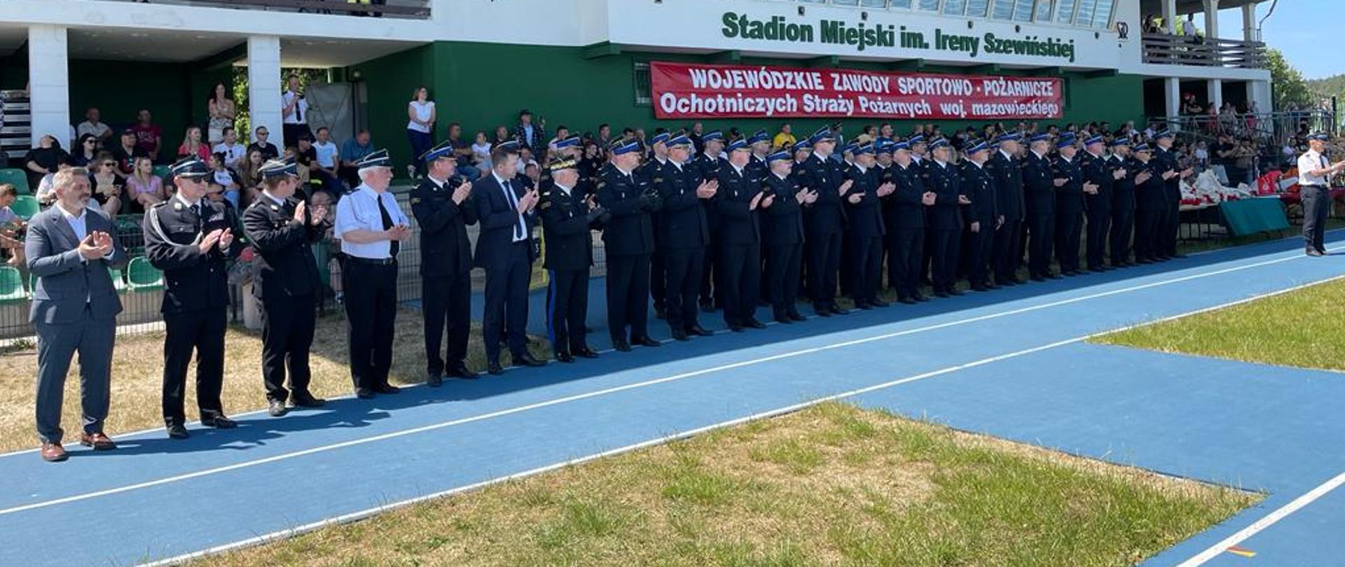Na zdjęciu komendanci miejscy i powiatowi z terenu woj. mazowieckiego podczas ceremonii wręczania nagród.
