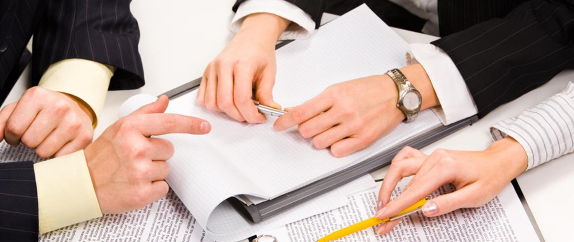 Element dekoracyjny - zdjęcie ludzi podczas pracy biurowej.