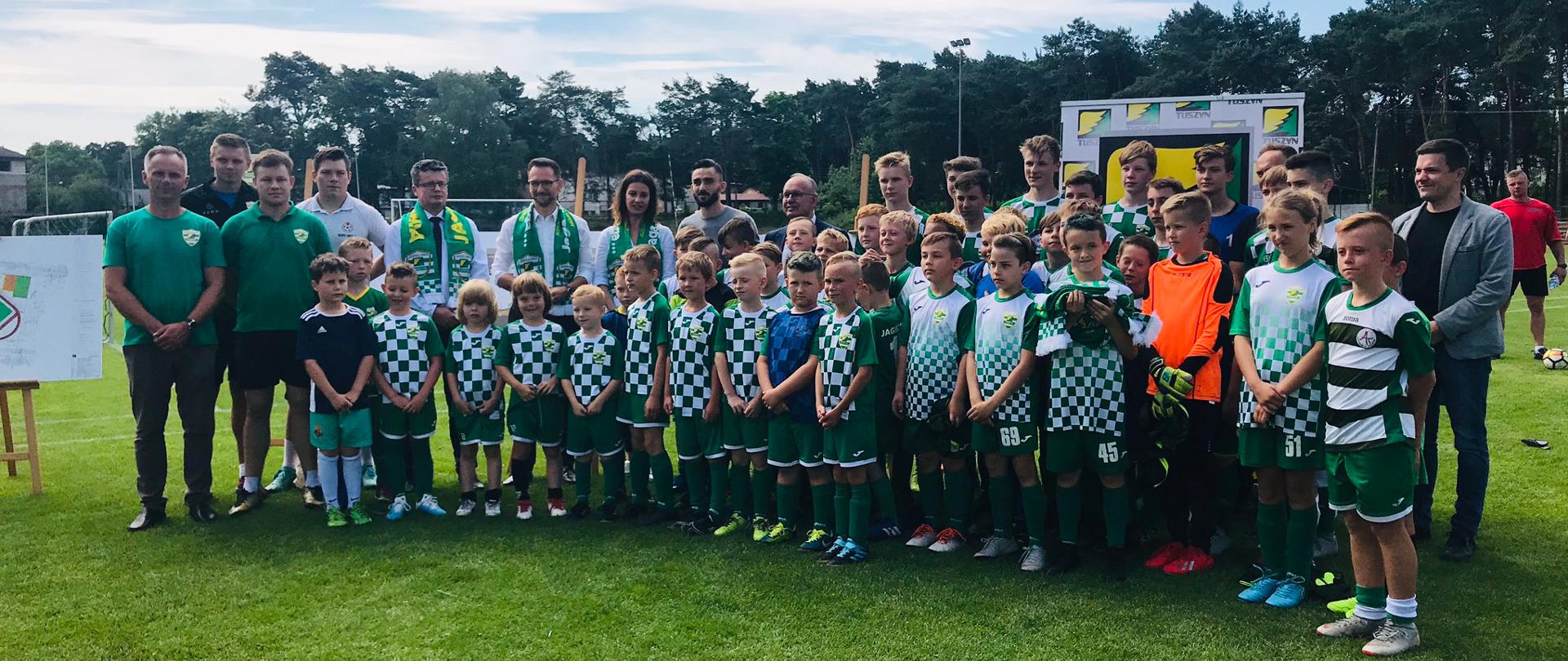 Zdjęcie grupowe na boisku piłkarskim