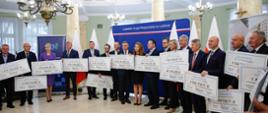 Wręczenie symbolicznych czeków w ramach Rządowego Funduszu Rozwoju Mieszkalnictwa.