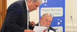 Na zdjęciu dyr. dep. Rybołówstwa Janusz Wrona z jednym z członków posiedzenia