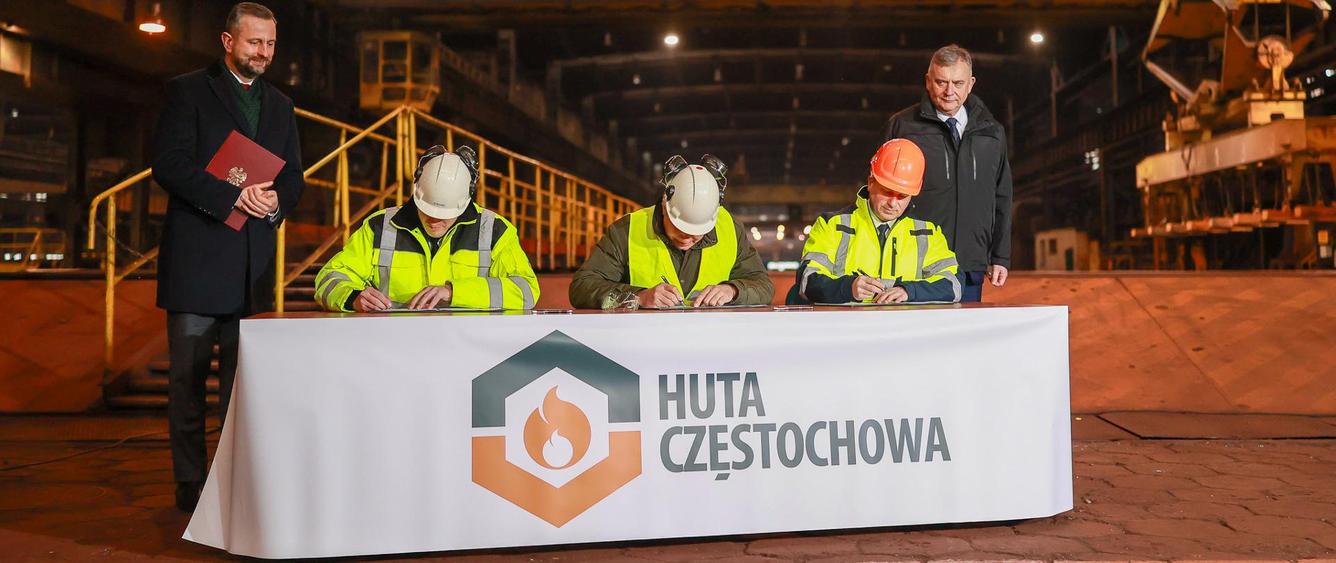 22 grudnia 2025 r. w Częstochowie, wicepremier - minister obrony narodowej Władysław Kosiniak-Kamysz i sekretarz stanu w MON Paweł Bejda wzięli udział w uroczystości z okazji nabycia przez resort obrony narodowej majątku Huty Częstochowa. Fot. Krzysztof Niedziela/MON
