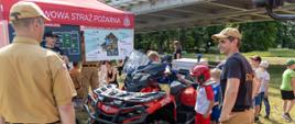 Strażacy Państwowej Straży Pożarnej pokazują dzieciom jak udzielać pierwszej pomocy oraz pokazują strażackiego quada. Na Bulwarach Karola Musioła w Opolu odbył się piknik z okazji Światowego Dnia Ochrony Środowiska, zorganizowany przez Wojewódzki Fundusz Ochrony Środowiska i Gospodarki Wodnej w Opolu. Wśród zaproszonych partnerów jest Państwowa Straż Pożarna reprezentowana przez st. bryg. Arkadiusza Kuśmierskiego Zastępcę Opolskiego Komendanta Wojewódzkiego PSP. 