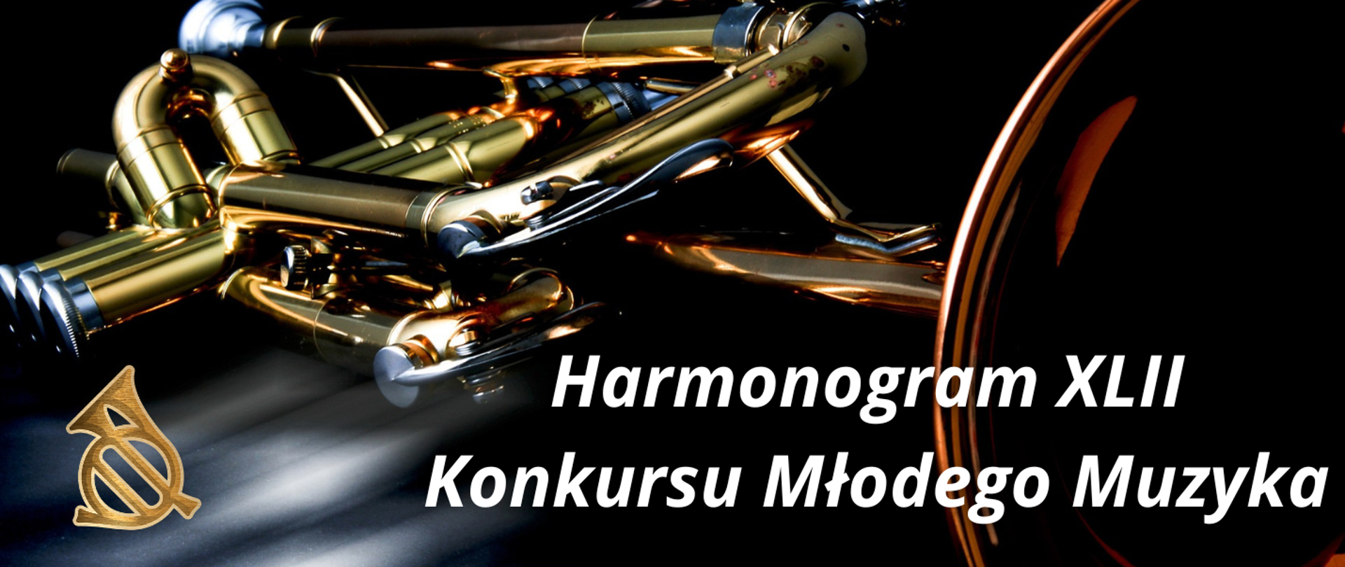 Baner ze zdjęciem trąbki na czarnym tle. Na dole od lewej: logo Konkursu Młodego Muzyka, po prawej biały napis „Harmonogram XLII Konkursu Młodego Muzyka”